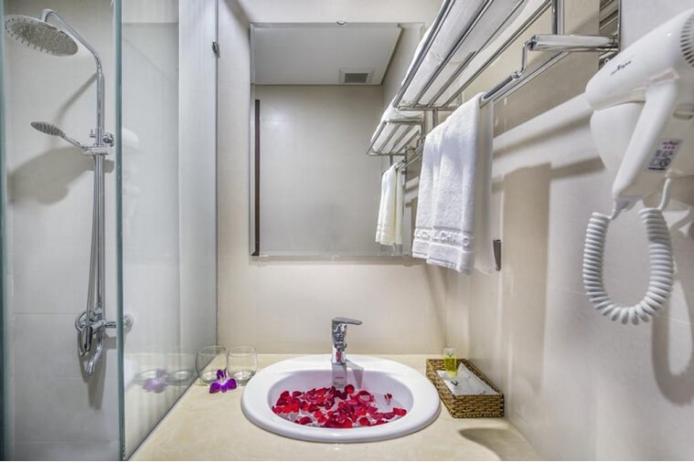 Phòng Deluxe Double with partial seaview